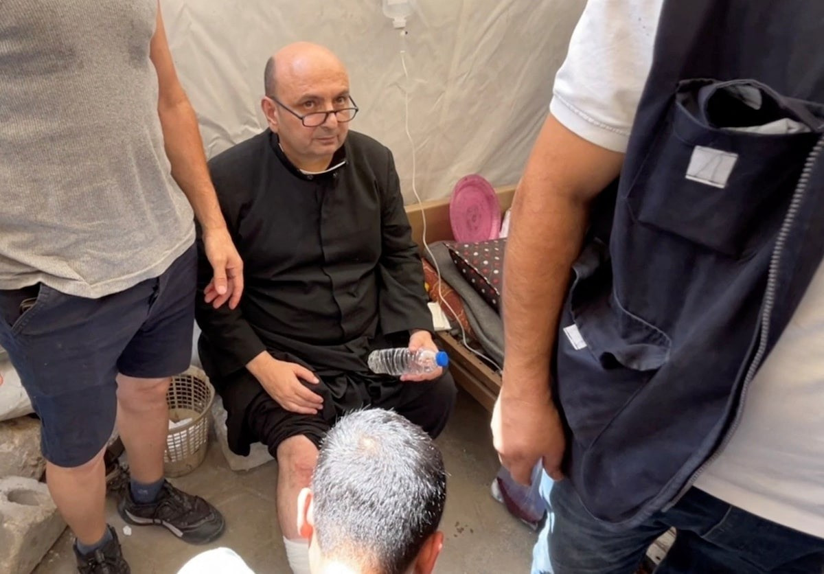 Linh mục Gabriele Romanelli bị thương sau khi nhà thờ trúng hỏa lực. (Ảnh: Reuters) 4ccdmlvfyfndfhiw4wri4rynmq.jpg