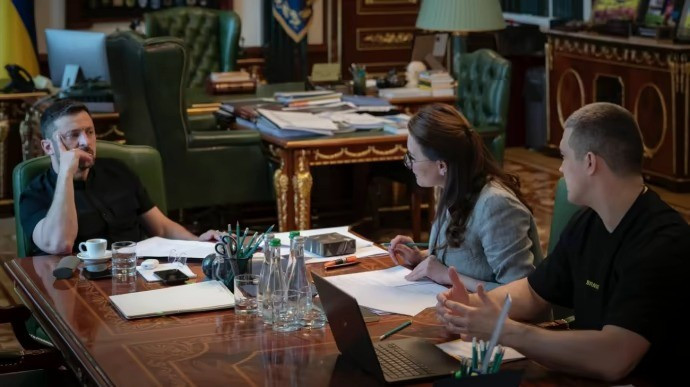 Tổng thống Ukraine họp với hai phó thủ tướng - bà Yulia Svyrydenko và ông Mykhailo Fedorov. (Ảnh: Pravda) 2404cbe-photo-2025-07-15-13-24-4.jpg