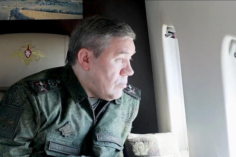 Tổng tham mưu trưởng các Lực lượng vũ trang Nga Valery Gerasimov trên trực thăng đến Pokrovsk. (Ảnh chụp màn hình) bfe8f42832274f80a2871de69504e4d9.jpg