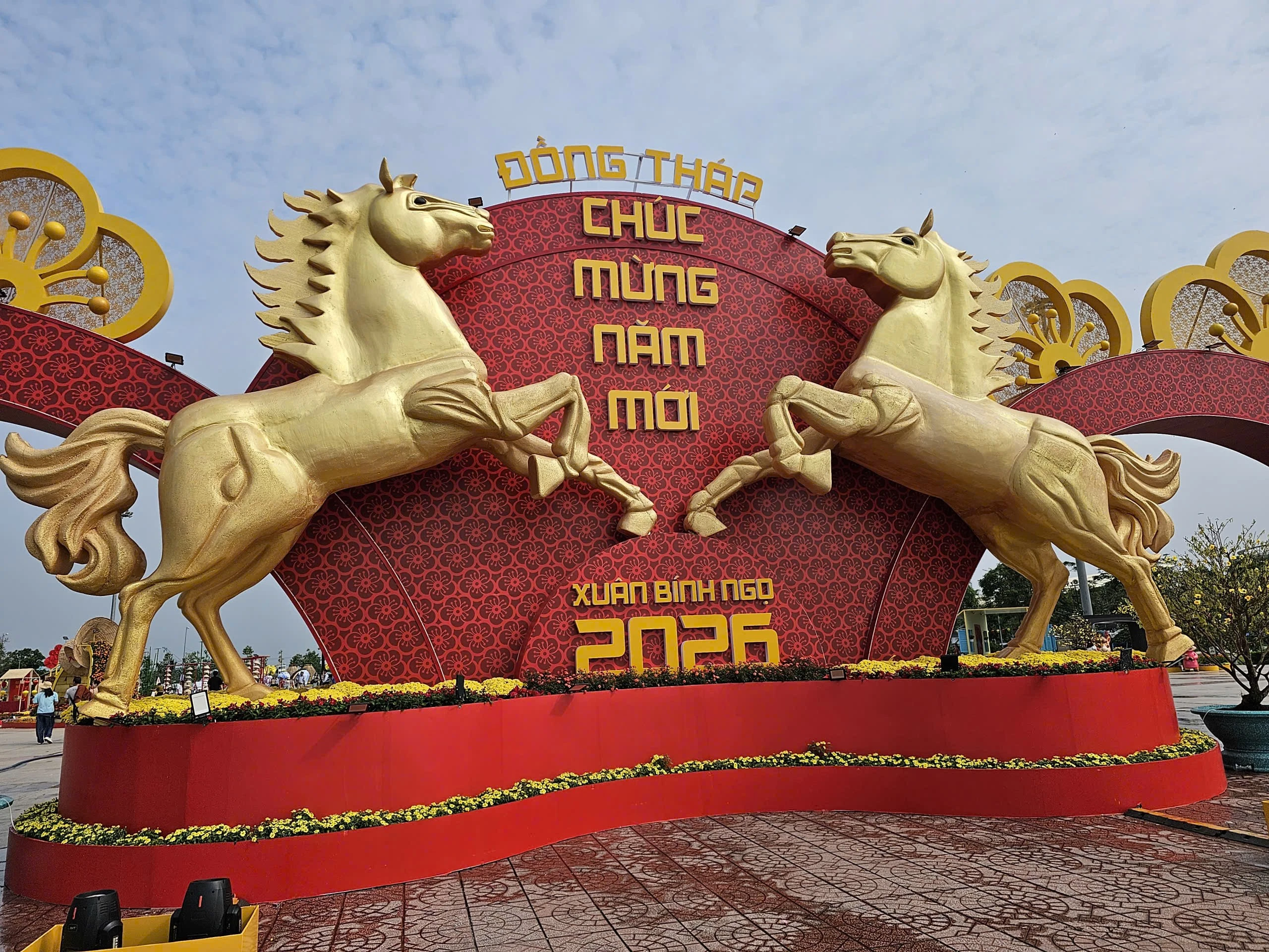 Đường Hoa Xuân Bính Ngọ 2026 Rực Rỡ Tại Đồng Tháp Với Cảnh Quan Văn Hóa Độc Đáo