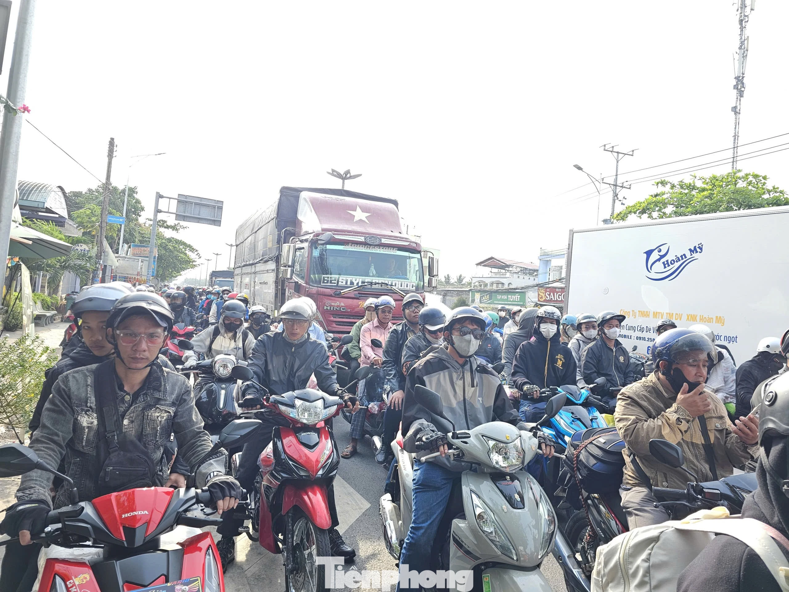 Đông nghẹt giao thông trên quốc lộ 1A và cao tốc về miền Tây đón Tết