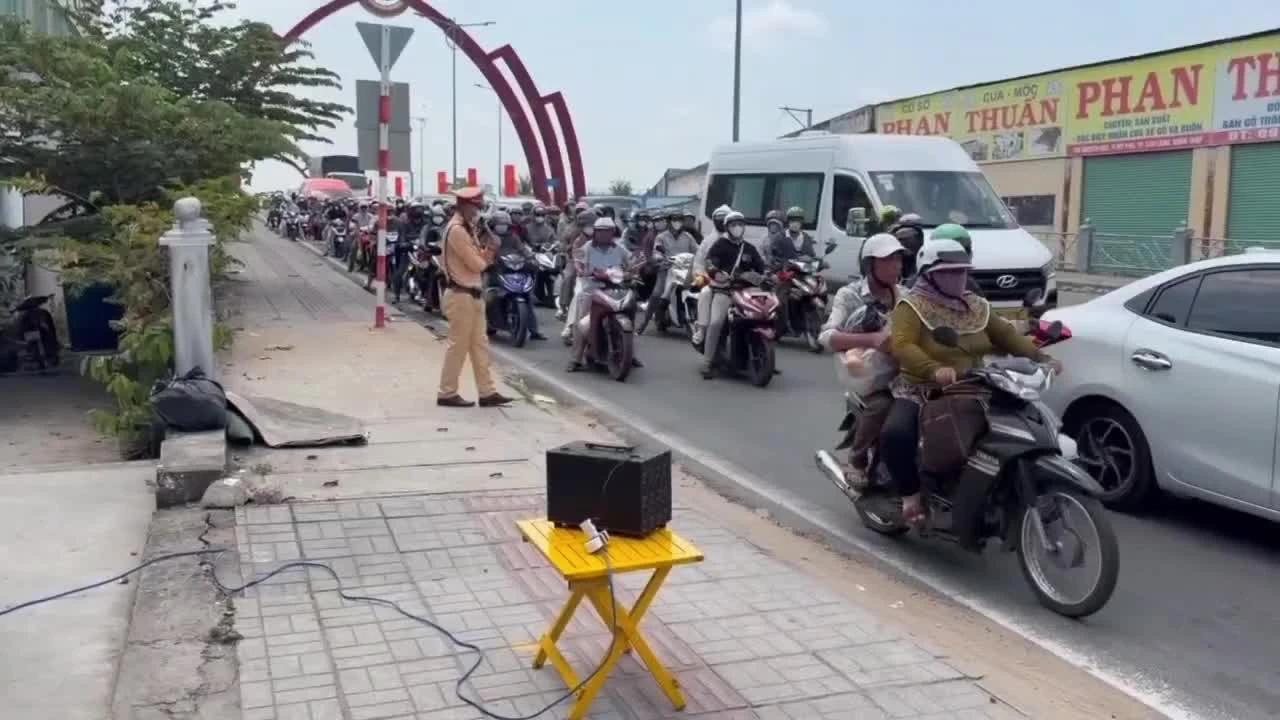 CSGT Đồng Tháp dùng loa kẹo kéo phân luồng, giảm ùn tắc sau Tết