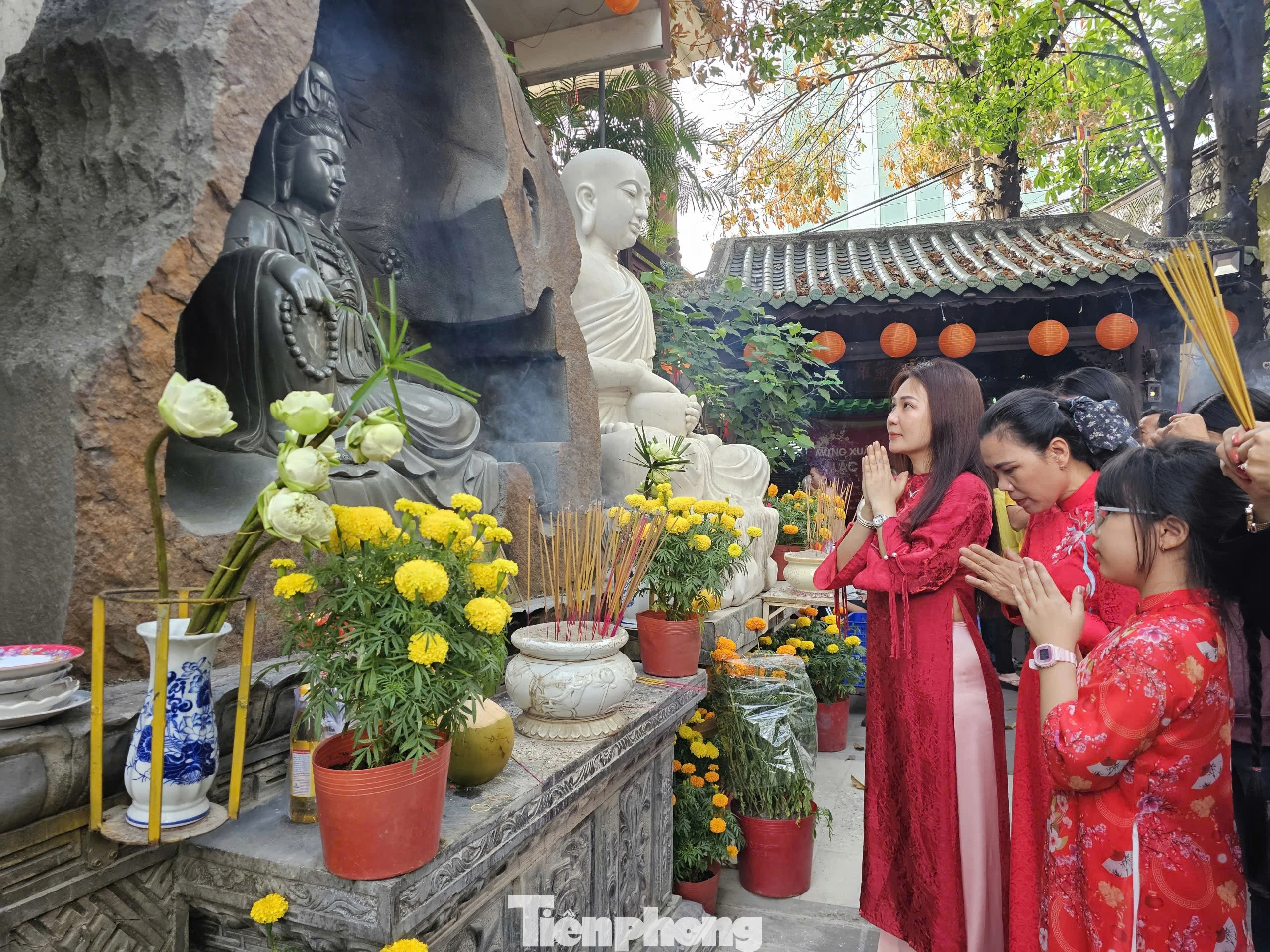 Người dân Cần Thơ thành kính đi lễ chùa sáng mùng 1 Tết, cầu bình an