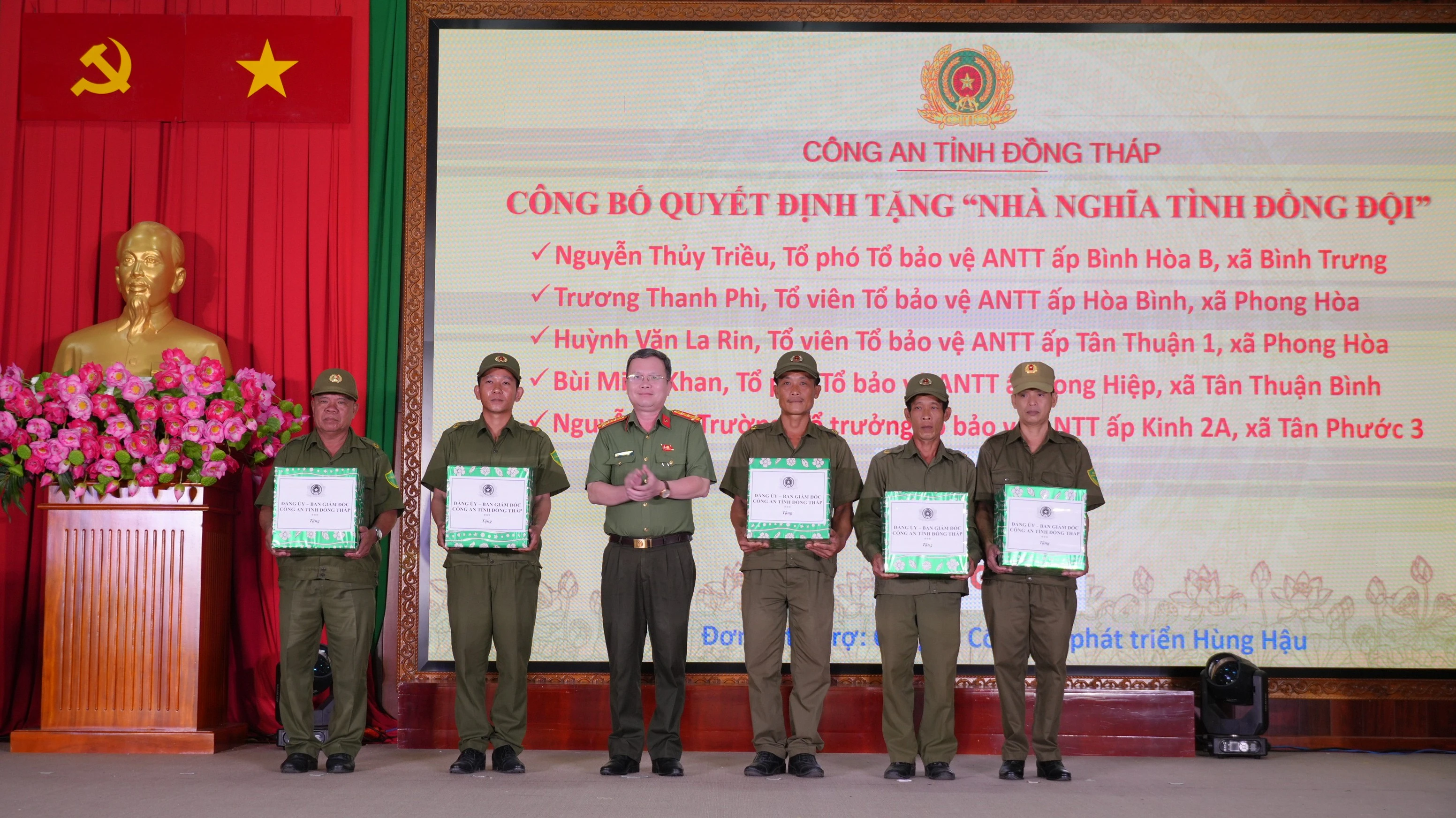 Đồng Tháp trao 14 căn nhà nghĩa tình cho lực lượng bảo vệ an ninh cơ sở dịp Tết 2026