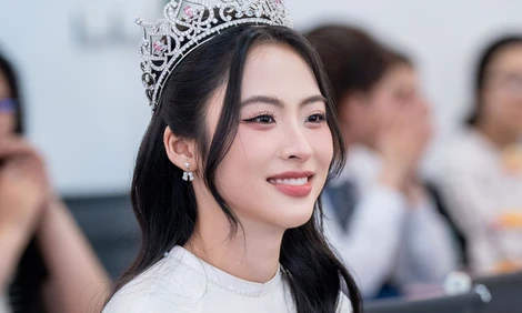 Á hậu Vân Nhi trong vòng vây hàng trăm sinh viên