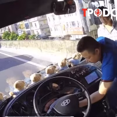 NÓNG 4/8: Tài xế ô tô con lao lên xe khách rút chìa khóa rồi bỏ đi, mặc kệ 40 hành khách bên trong