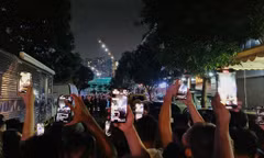 Hàng trăm người dân quay video, livestream trước nhà Huấn Hoa Hồng vào đêm 6/8.