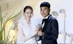 Cầu thủ Đức Huy khiến MC Huyền Trang khóc nức nở