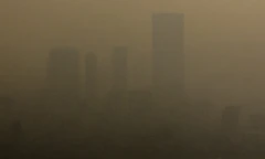 Loạt công trình biểu tượng của Hà Nội chìm trong lớp mù dày đặc