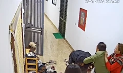 Hà Nội: Người phụ nữ bị gia đình hàng xóm đánh tới tấp giữa hành lang chung cư