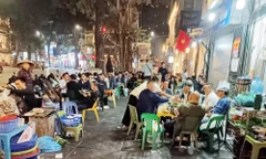 Vỉa hè Hà Nội: Ngày thông thoáng, đêm thành 'phố nhậu'