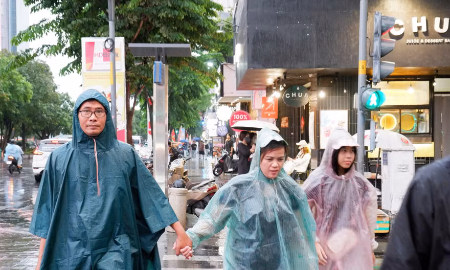Người dân TPHCM đội mưa, giữ chỗ xem pháo hoa 