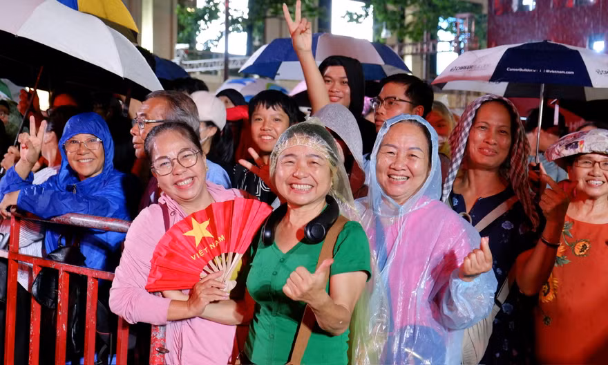 Người dân hân hoan mừng 50 năm Ngày thành phố Sài Gòn - Gia Định mang tên Bác