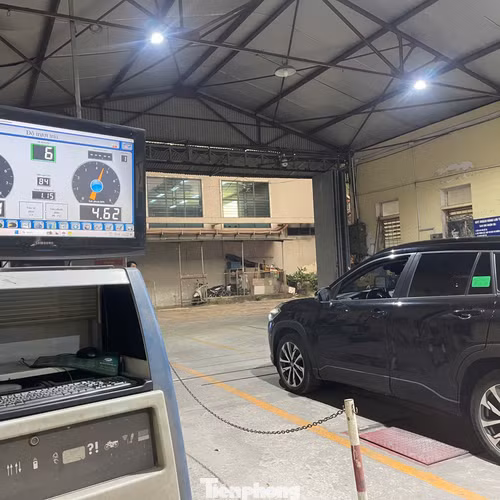 Đạp thốc ga kiểm định khí thải ô tô: Chủ xe lo hỏng, thực tế lại khác? 
