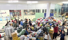 Sinh viên tất bật ngày đêm tiếp nhận hàng hóa cứu trợ gửi đến đồng bào miền Trung