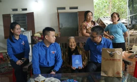 Tuổi trẻ chung tay mang hơi ấm yêu thương đến người dân bị ảnh hưởng bởi bão lũ