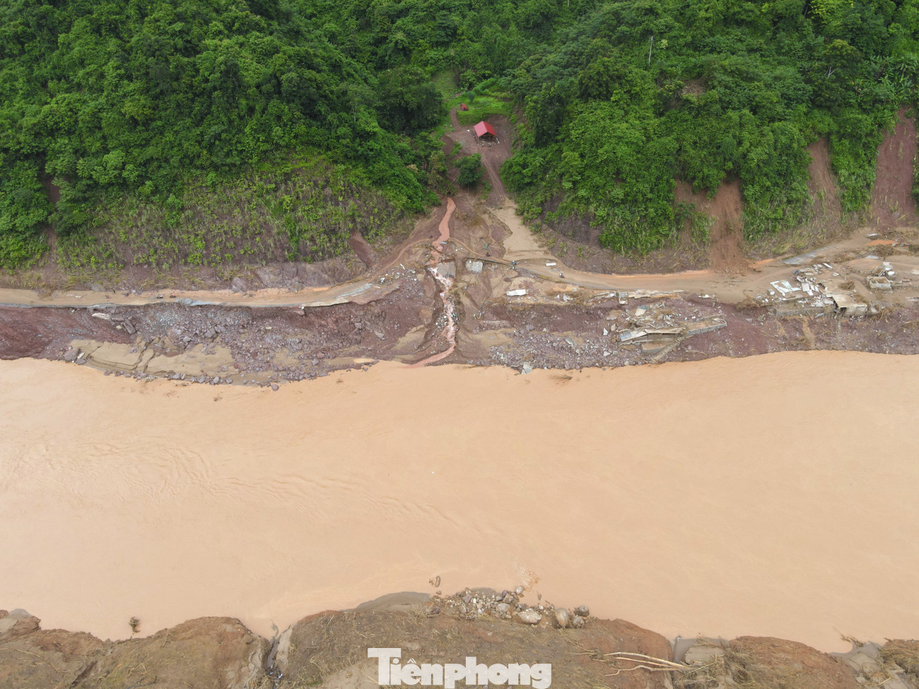 Dọc tuyến quốc lộ 16 đâu đâu cũng thấy sạt lở. tp-11.jpg