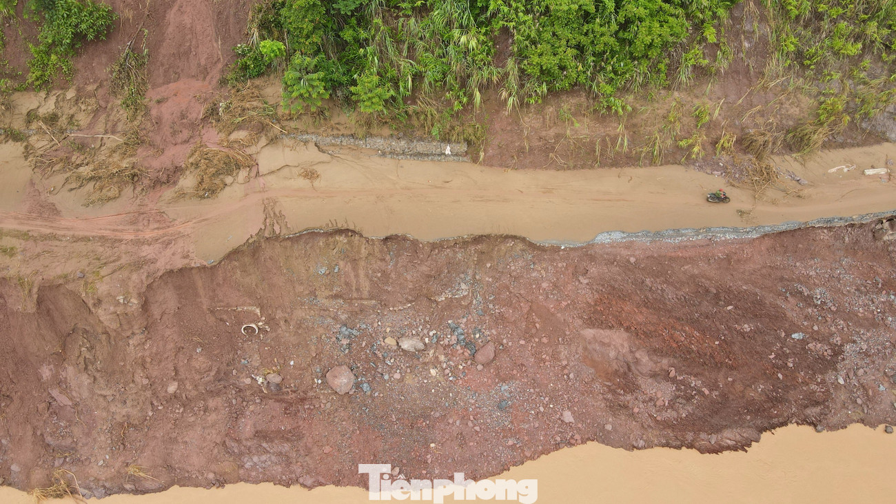 Theo ghi nhận của phóng viên Tiền Phong, dọc tuyến quốc lộ 16 từ xã Phà Đánh (huyện Kỳ Sơn cũ) vòng qua xã Tri Lễ (huyện Quế Phong cũ) có hàng chục điểm sạt lở taluy âm, dương khiến giao thông bị chia cắt. tp-10.jpg