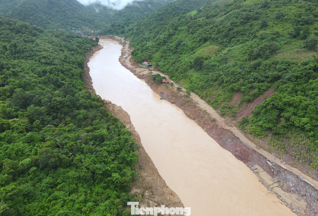 Quốc lộ 16 dài hàng trăm kilomet là tuyến đường trọng yếu đi qua nhiều xã vùng sâu, vùng xa thuộc các huyện Quế Phong, Kỳ Sơn, Tương Dương (cũ) của tỉnh Nghệ An. Do ảnh hưởng của hoàn lưu bão số 3 kết hợp mưa kéo dài, lũ lụt đã khiến tuyến đường này bị tàn phá nặng nề. tp-9.jpg