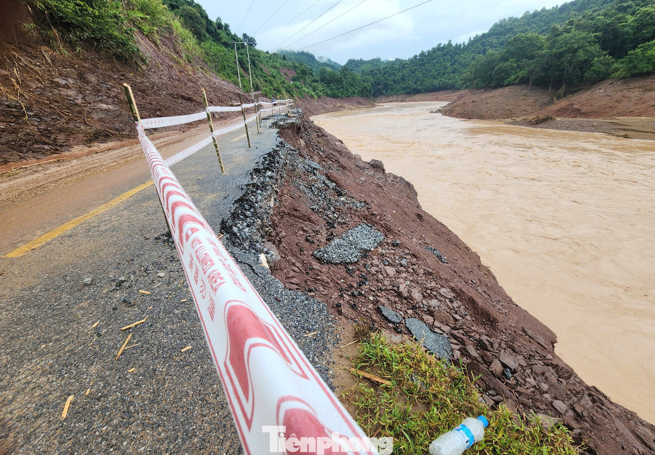 Có đoạn mặt đường bị sạt lở vào tận tim đường. Lực lượng chức năng triển khai cắm cọc, căng dây để cảnh báo. tp-18.jpg
