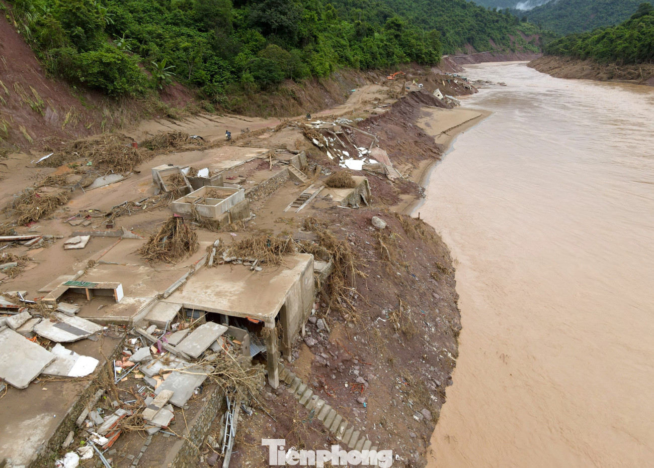 Nhiều căn nhà dọc tuyến quốc lộ 16 cũng bị nước lũ san phẳng. tp-12.jpg