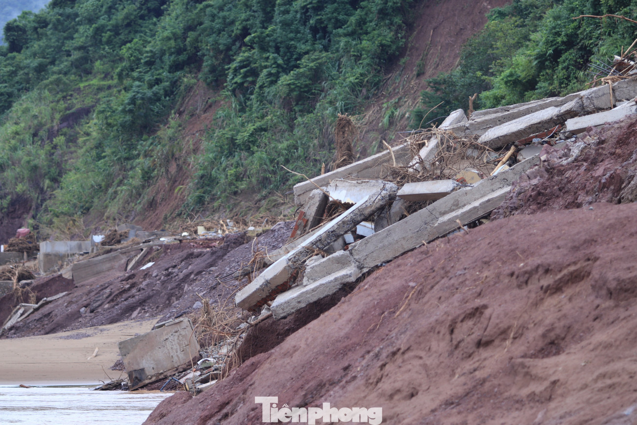 Nhiều cầu, cống, công trình phụ trợ đổ sập xuống sông. tp-17.jpg