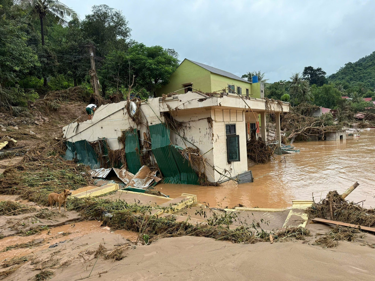 Lũ vừa quét qua khiến xã Mỹ Lý thiệt hại nghiêm trọng, nhiều ngôi nhà bị cuốn hoàn toàn. 522662707-4178576592421499-4394436308857710814-n.jpg