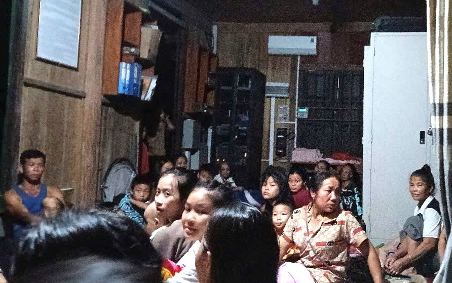 Hàng chục hộ dân được sơ tán khẩn trong đêm đến nơi an toàn như Trạm Biên phòng, nhà văn hóa bản... 969e29f6f7897ed72798.jpg