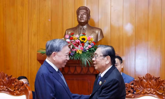 Các nguyên lãnh đạo Lào luôn quan tâm theo dõi sự phát triển của Việt Nam