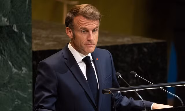 Tổng thống Pháp Macron chịu áp lực từ chức giữa hỗn loạn chính trị