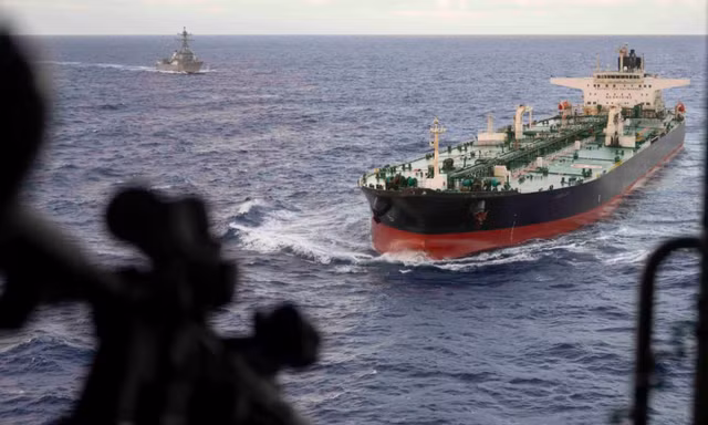 Lực lượng Mỹ ập lên kiểm tra tàu chở dầu Iran giữa đại dương