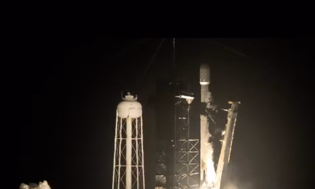 Tên lửa mất kiểm soát của SpaceX sắp lao vào Mặt trăng