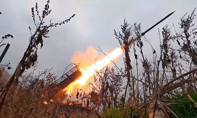 Bệ phóng rocket đa nòng Grad của Nga bắn về phía vị trí của Ukraine tại địa điểm không được công bố, ngày 12/11. (Ảnh: AP)