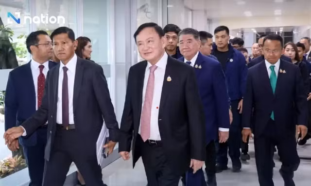 Máy bay riêng của cựu Thủ tướng Thaksin Shinawatra đáp xuống Bangkok