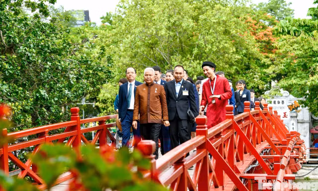 Chủ tịch Quốc hội Thái Lan dự triển lãm áo dài và chud, thăm Đền Ngọc Sơn