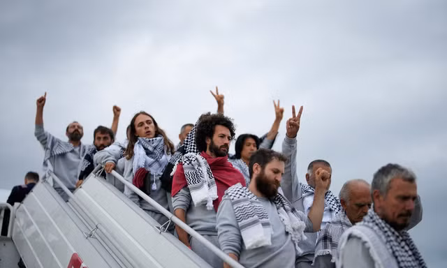 Israel trục xuất hơn 400 nhà hoạt động quốc tế sau bê bối quỳ gối, trói tay