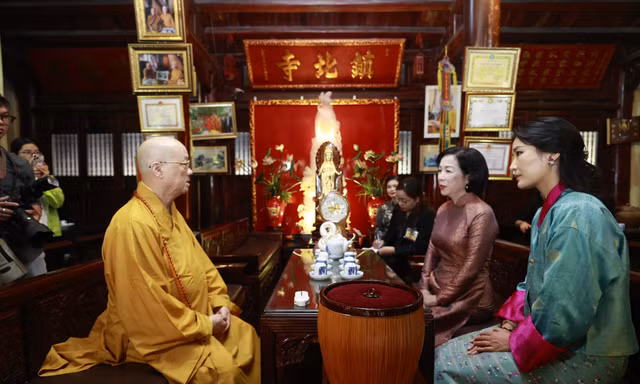 Phu nhân Chủ tịch nước cùng Hoàng hậu Bhutan thăm chùa Trấn Quốc