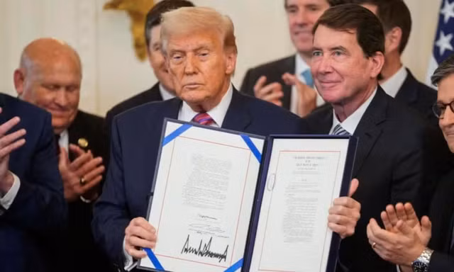 Tổng thống Mỹ Donald Trump ký luật về stablecoin. (Ảnh: Reuters)