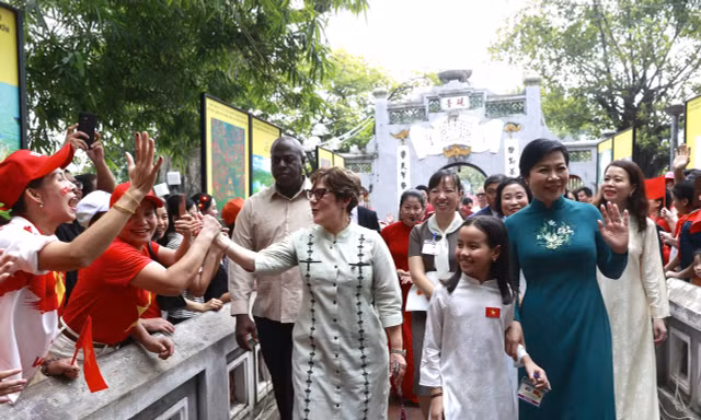Phu nhân Tổng Bí thư Tô Lâm và phu nhân Chủ tịch nước Cuba thăm Đền Ngọc Sơn 