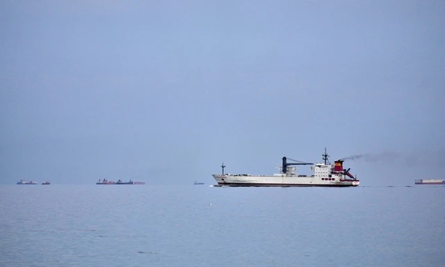 Iran cân nhắc cho phép tàu đi qua eo biển Hormuz nếu dùng nhân dân tệ