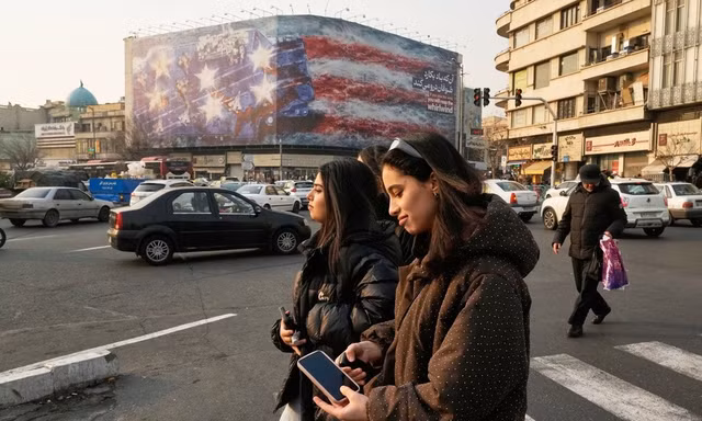 Iran đăng cảnh báo Mỹ giữa quảng trường trung tâm khi nhóm tàu sân bay tiến vào Trung Đông
