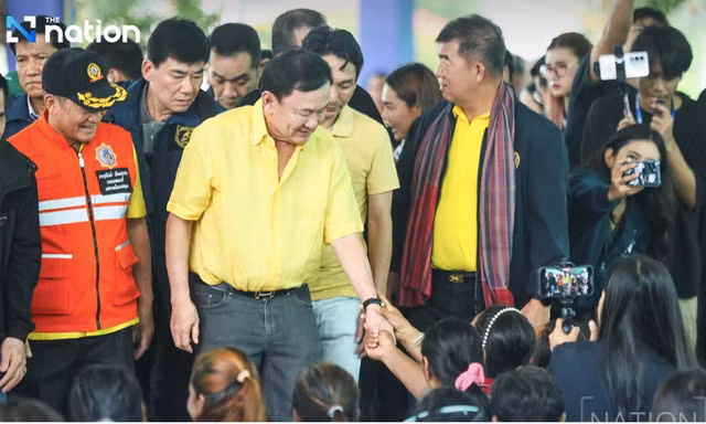 Cựu Thủ tướng Thái Lan Thaksin thăm người dân sơ tán vì xung đột