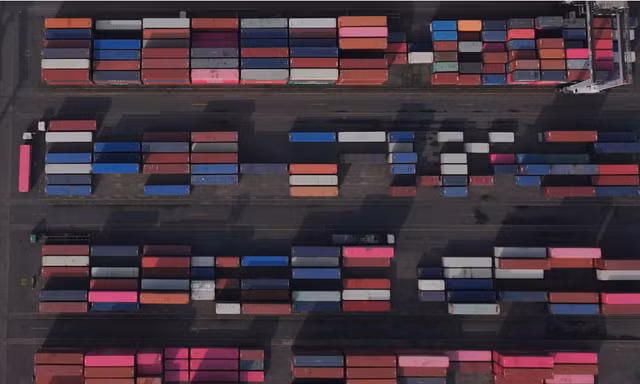 Các container hàng hoá tại một cảng của Indonesia. (Ảnh: Reuters)