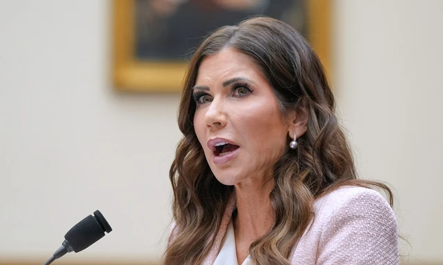 Bộ trưởng An ninh Nội địa Mỹ bị sa thải giữa tranh cãi