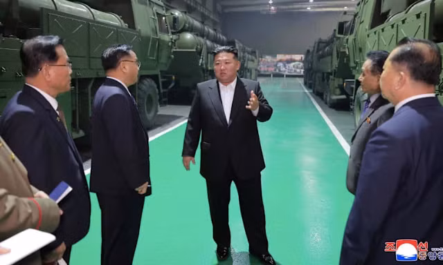 Chủ tịch Triều Tiên Kim Jong Un ca ngợi sự lợi hại của hệ thống tên lửa đa nòng mới