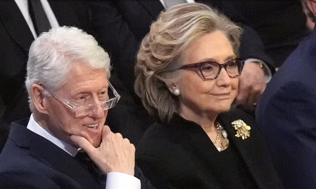 Vợ chồng cựu Tổng thống Bill Clinton đối mặt với tội danh khinh thường Quốc hội Mỹ