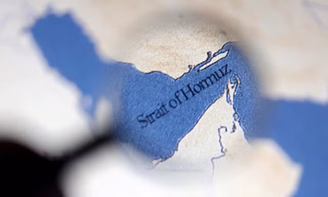 Tàu chiến Mỹ chặn hai tàu chở dầu rời cảng biển của Iran