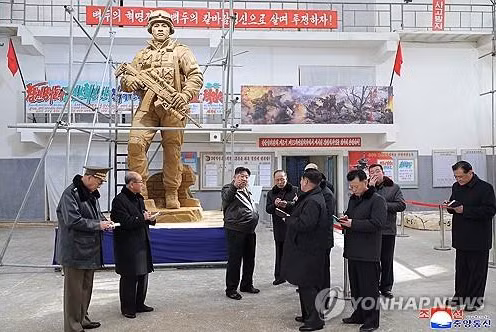 Chủ tịch Kim Jong Un chỉ đạo tạc tượng lính Triều Tiên hy sinh ở Ukraine