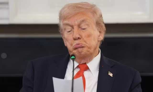 Khoảnh khắc ông Trump nhận mẩu giấy nhỏ trước thời điểm ‘lịch sử’ của Trung Đông