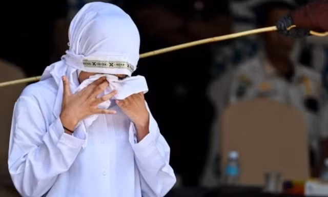 Indonesia: Cô gái gục ngã sau khi bị đánh 140 roi vì quan hệ ngoài hôn nhân và uống rượu